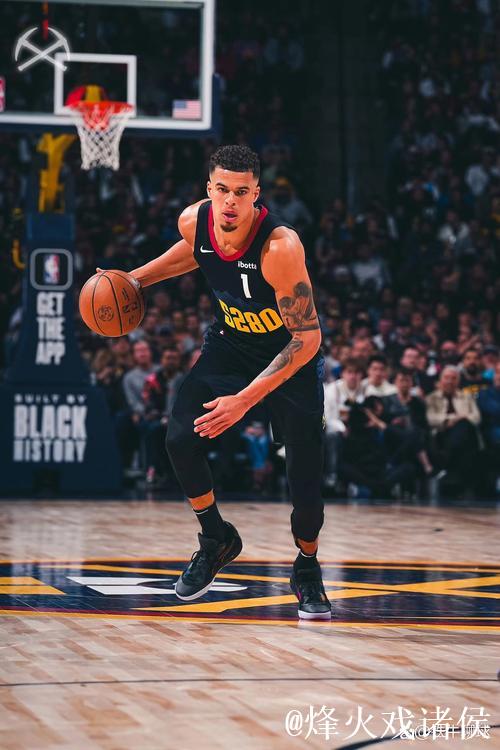 小波特跑位到弧顶接球，三分干拔出手投进3+1