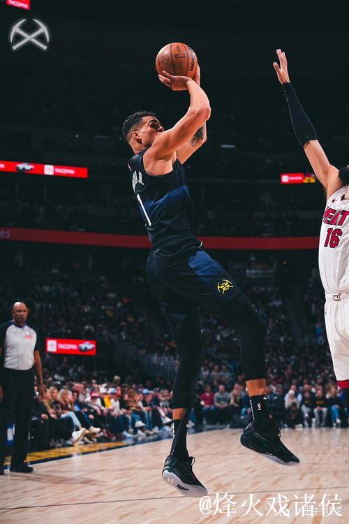 小波特跑位到弧顶接球，三分干拔出手投进3+1